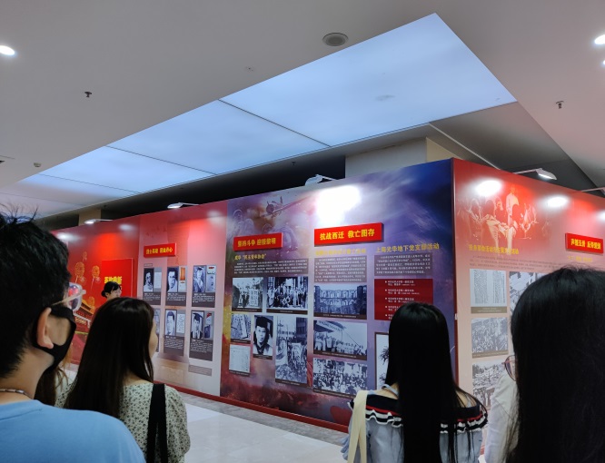 我院2021级新生参观““党旗引领铸辉煌—庆祝中国共产党成立100周年”主题展览