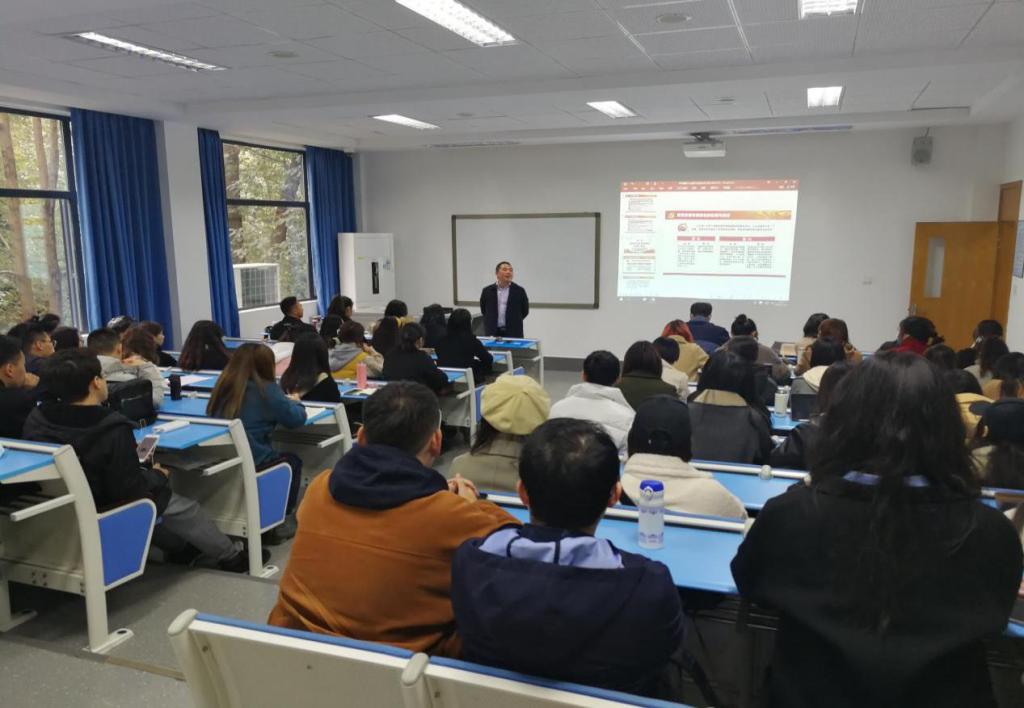 社会发展研究院副院长邓湘树为师生讲授思想政治理论专题课